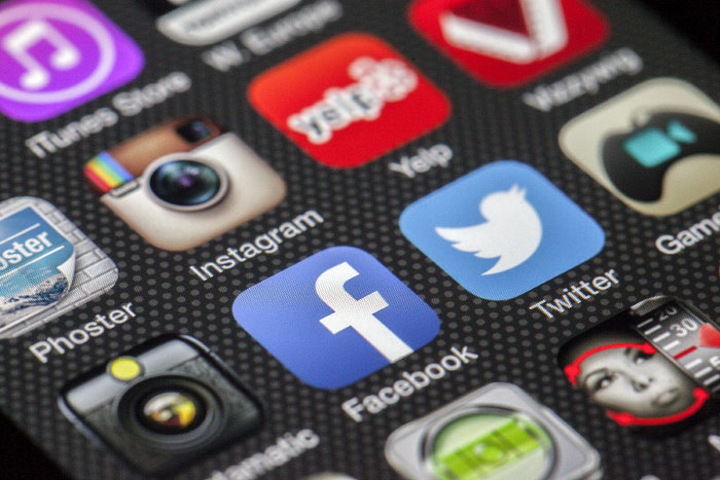Danes nisi v toku dogodkov, če nimaš fb, twiterja in če ne pišeš svoj blog.